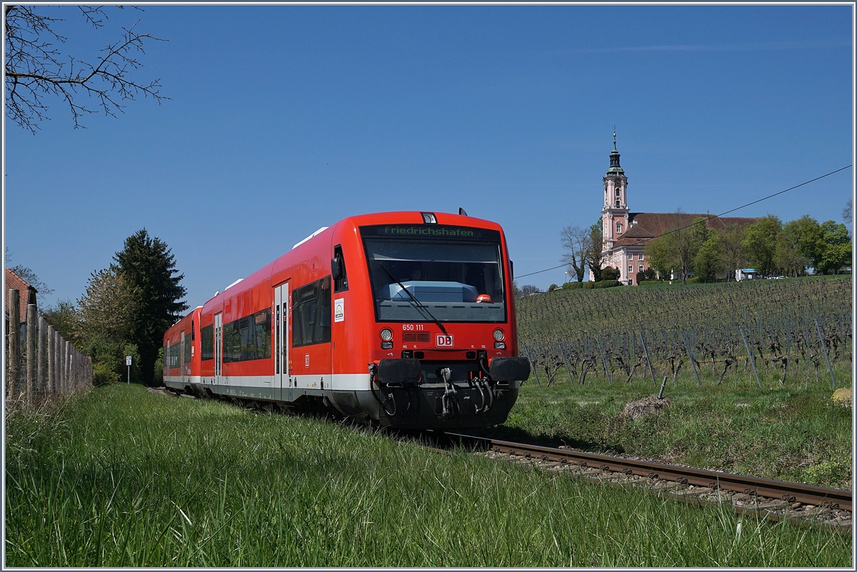 Zwei DB VT 650 als Regionalbahn vor der Kulisse der barocken Kirche von Birnau. 
24. April 2017 
