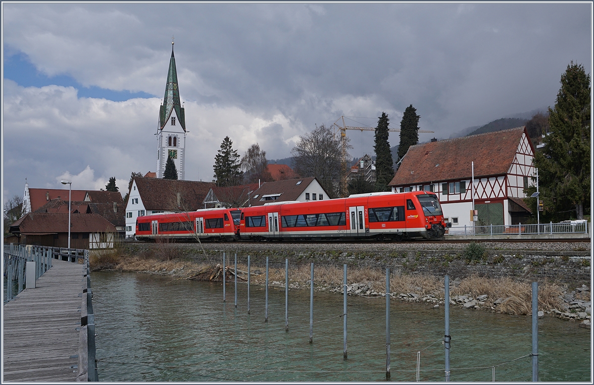 Zwei DB VT 650 sind bei Sipplingen als RB 22765 auf dem Weg nach Friedrichshafen. 

19. März 2019