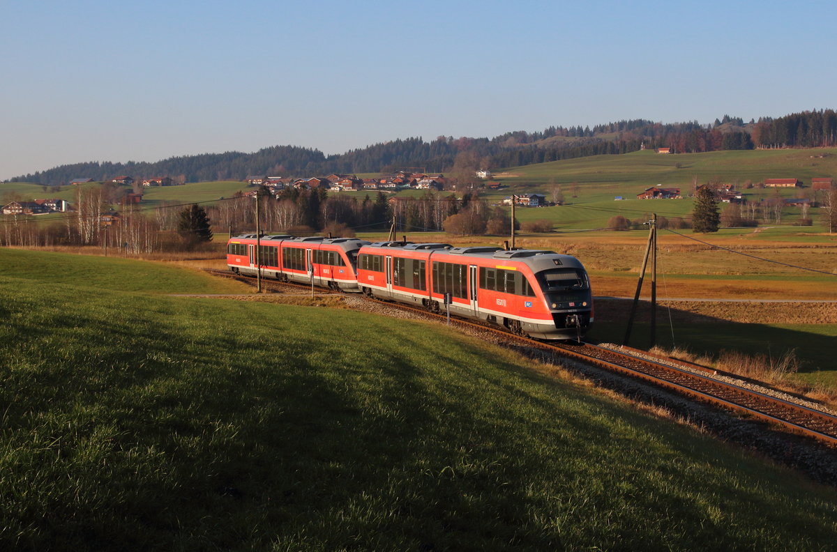 Zwei Desiros als Regionalbahn Augsburg Hbf - Füssen im warmen Abendlicht bei Füssen.

Füssen, 17. November 2018