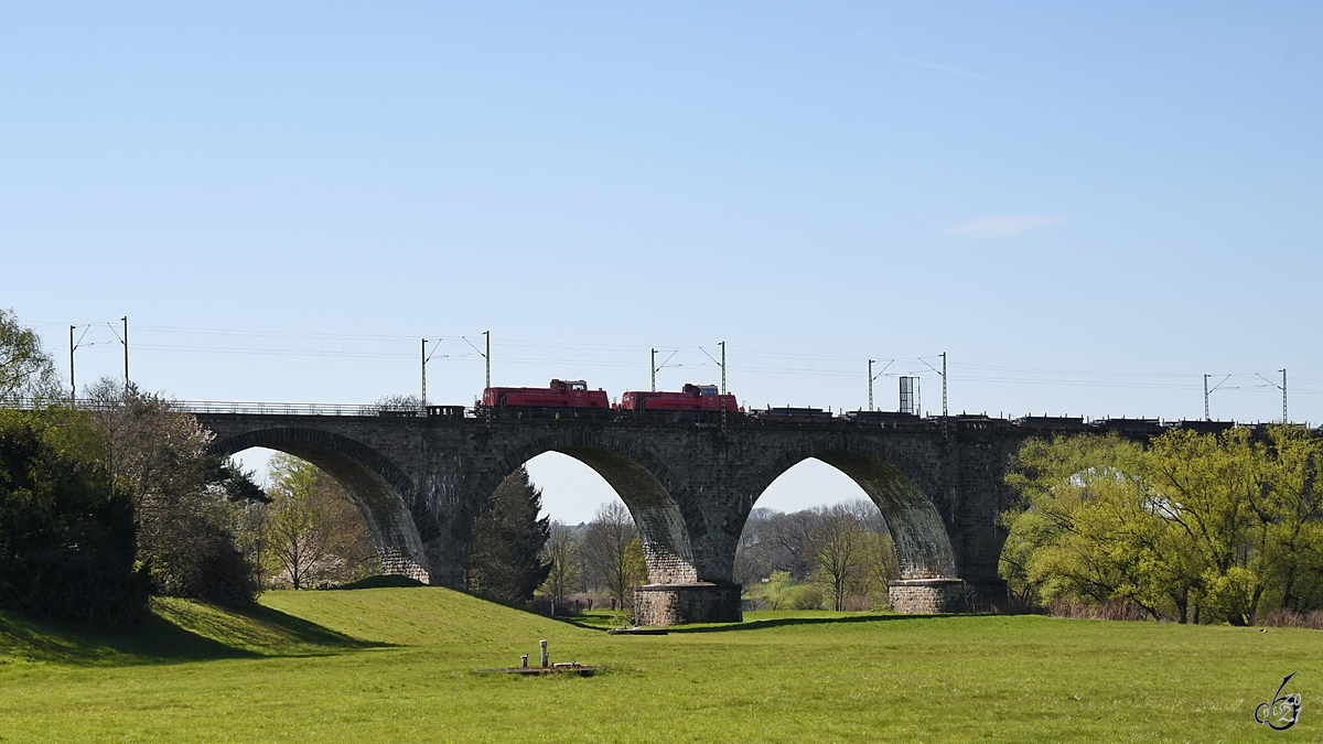 Zwei Diesellokomotiven (265 031-5 & 265 007-5) zogen Ende April 2021 einen Güterzug über das Ruhrviadukt in Witten-Bommern.