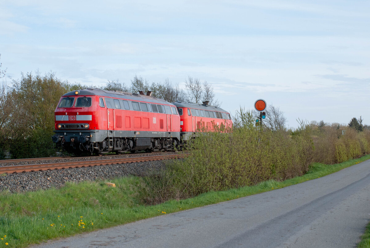 Zwei Dieselloks der Baureihe 218 sind am Abend des 27.04.2026 auf der Marschbahn in Richtung Nieb�ll unterwegs. Aufnahme am Vorsignal von Langenhorn(Schleswig).