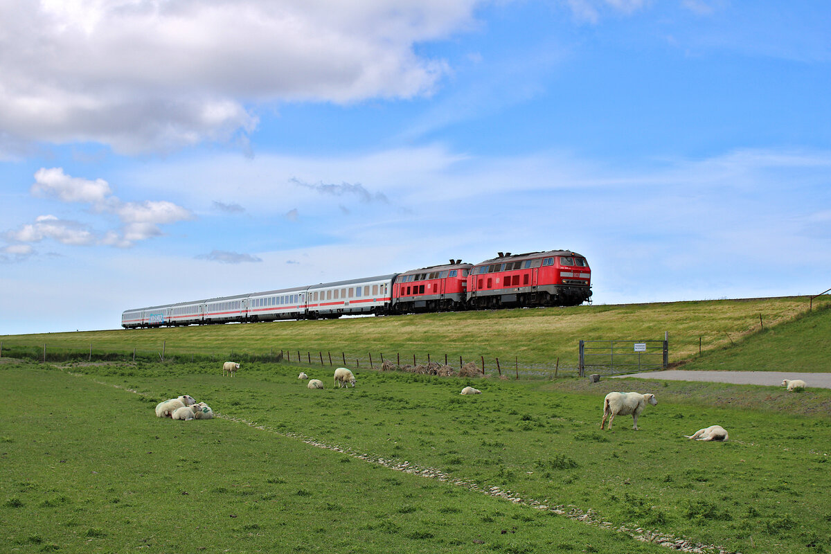 Zwei Dieselloks der Baureihe 218 ziehen einen kurzen Intercity über den Hindenburgdamm. Angeführt von 218 380-4 erreicht der Zug von Westerland kommend gerade das Festland. (31.05.2022)