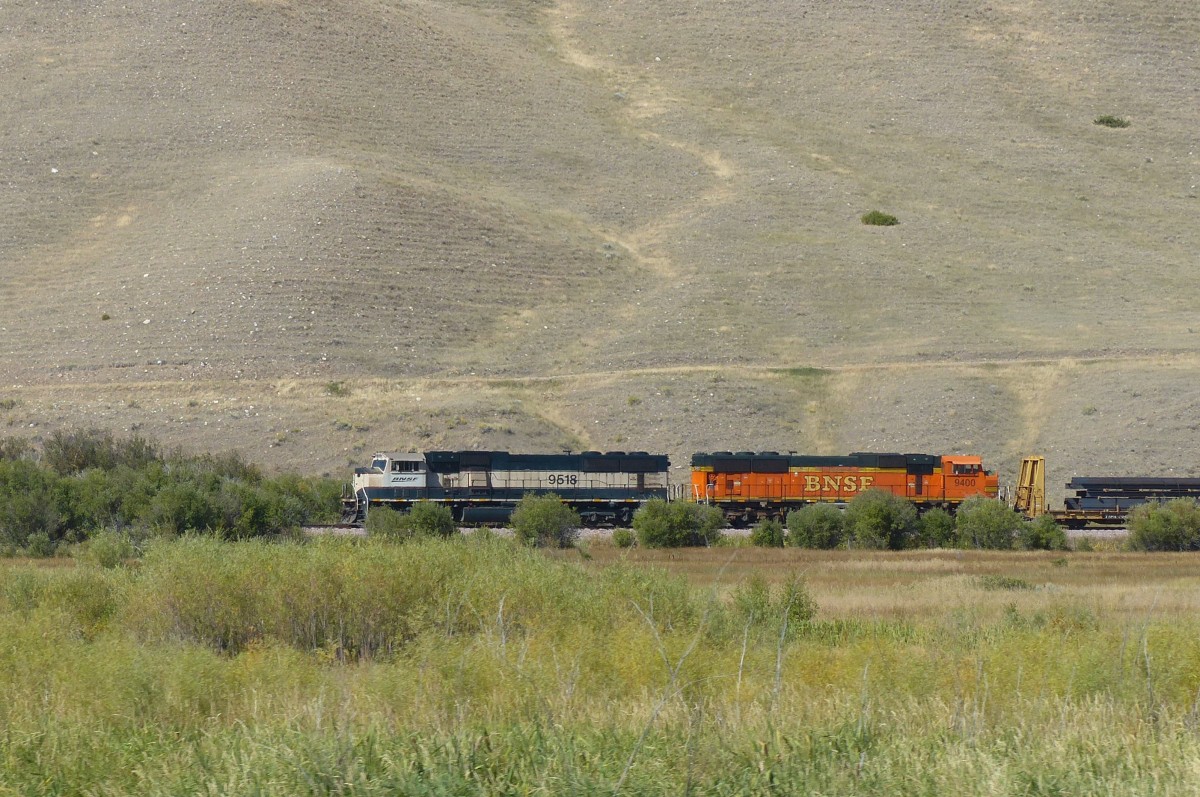 Zwei Dieselloks der BNSF in unterschiedlichen Lackierungen ziehen am 13.09.2013 einen Gterzug zwischen Missoula und Garrison ostwrts.