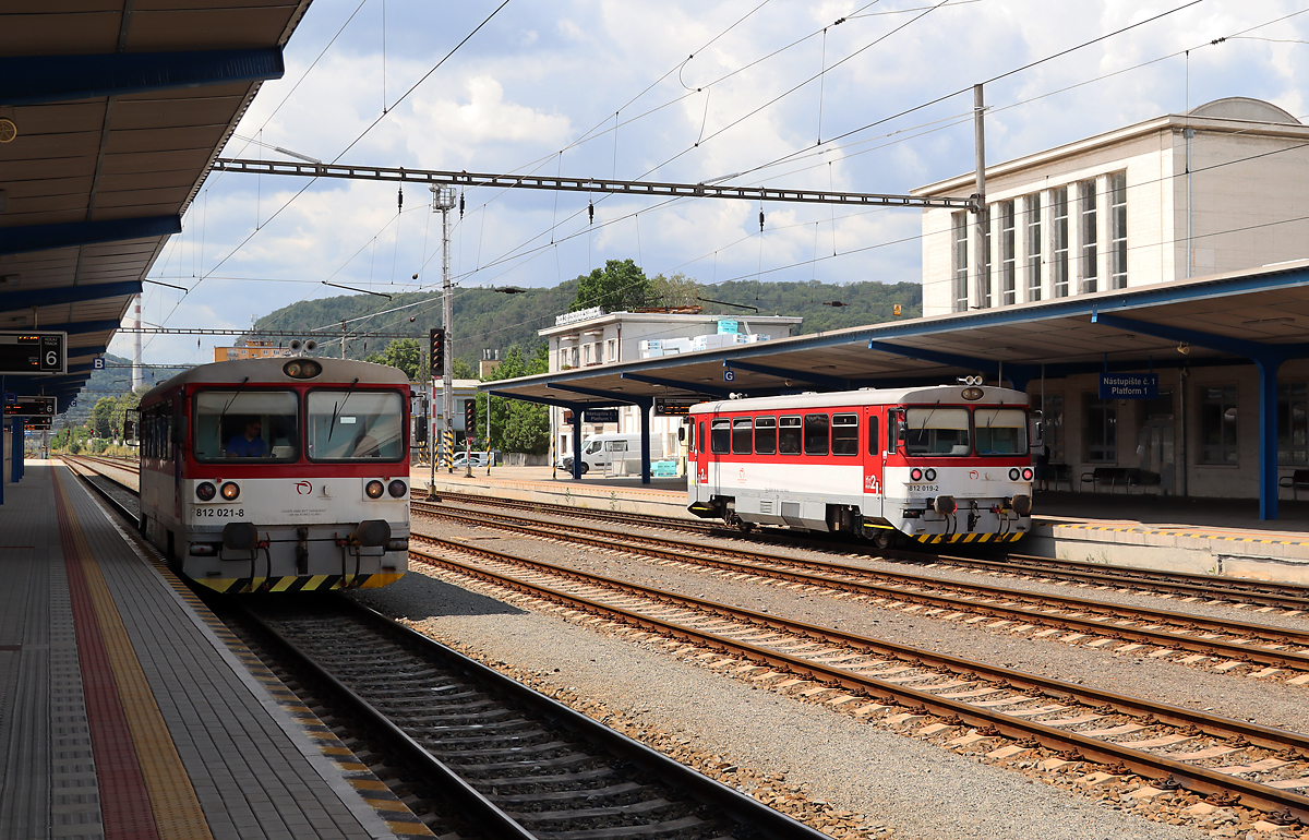 Zwei Dieseltriebwagen warten auf ihre Abfahrt im Bahnhof Zvolen Osobna Stanica. Zvolen, 14.6.2023