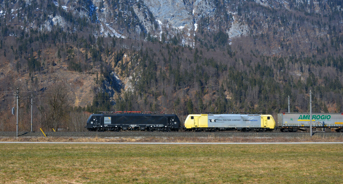 Zwei Dispoloks (189 937 & 189 902) befördern den Ambrogio-KLV bei Schaftenau durch das Inntal nach Verona. 05.03.2022