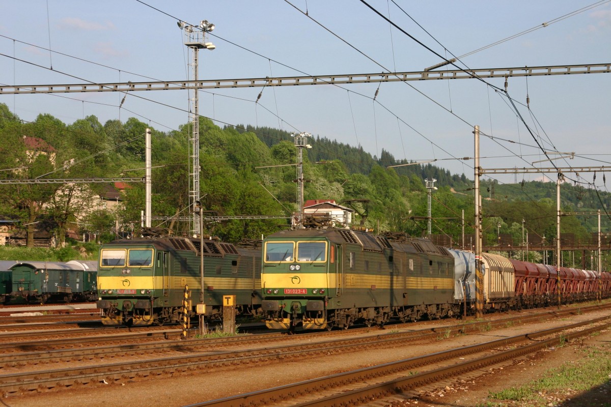 Zwei Doppellokomotiven stehen aufgebgelt vor Gterzgen im Bahnhof Cadca und warten am 30.05.2005 auf Ausfahrt. Links steht 131065 und rechts daneben 131023.