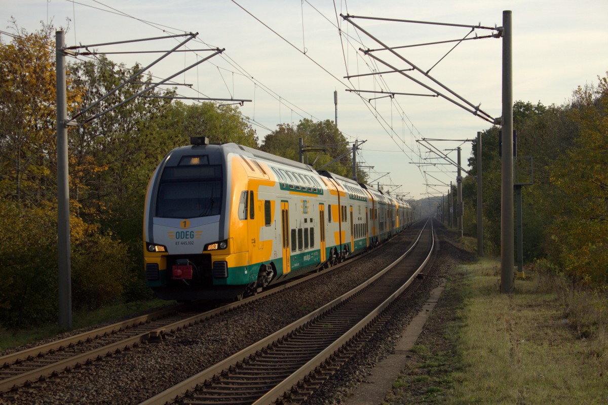 Zwei Doppelstocktriebwagen der ODEG GmbH als Leersonderzug auf der Strecke Leipzig -Weimar-Erfurt. Hier aufgenommen in Hopfgarten bei Weimar am 24.10.2015. 