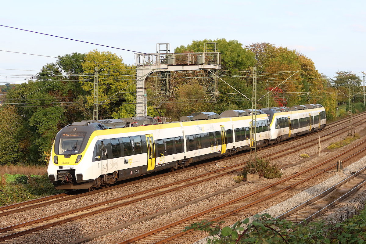 Zwei dreiteilige Bombardier-Triebzüge sind auf dem Fernbahn-Gleis zwischen Ludwigsburg und Asperg unterwegs 🧰 Abellio Rail Ba-Wü GmbH AG 🚝 RE 10a (19236) Stuttgart Hbf - Mosbach-Neckarelz 🚩 Bahnstrecke KBS 780 🕓 19.10.2020 | 16:32 Uhr 