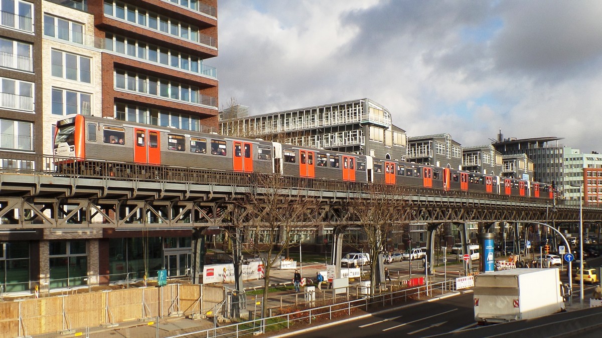 Zwei DT 3 am 9.12.2015 auf dem Viadukt Vorsetzen Richtung Baumwall Linie U 3 /