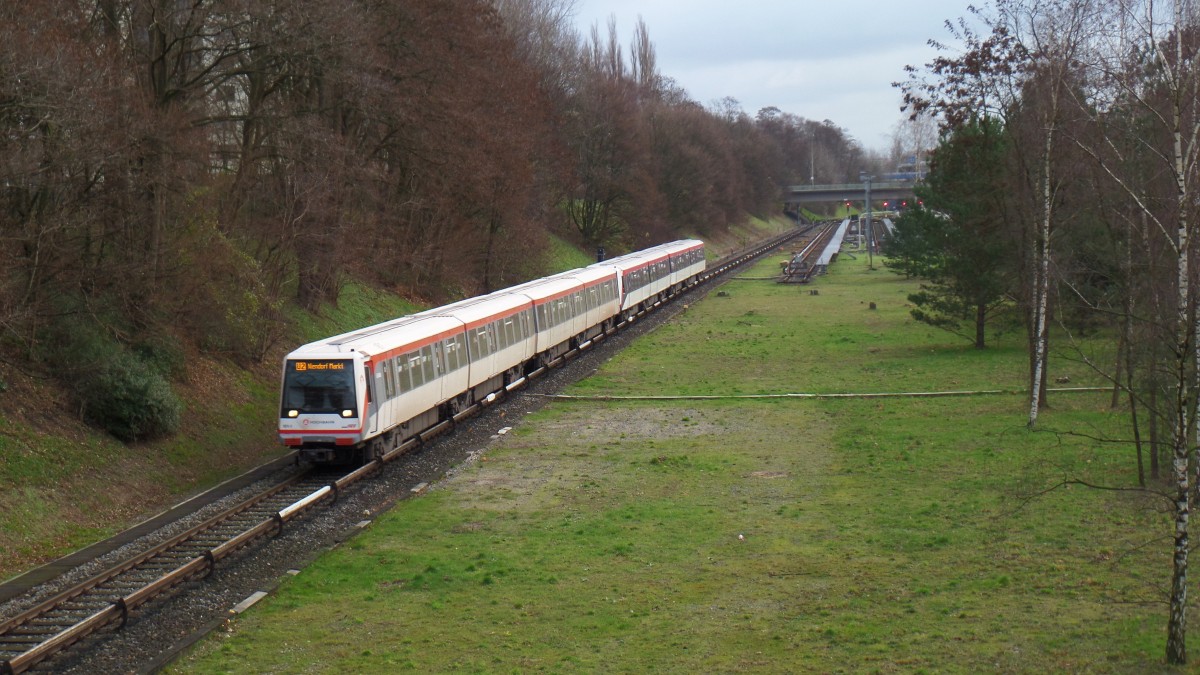 Zwei DT 4 am 9.12.2015 von Billstedt kommend in Richtung Legienstraße, Linie U 2  /