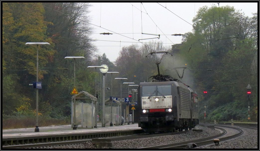 Zwei E-189´ger im Gleisbogen am Bahnhof von Eschweiler. Bei strömenden Regen bildlich festgehalten am 16.Nov.2014.