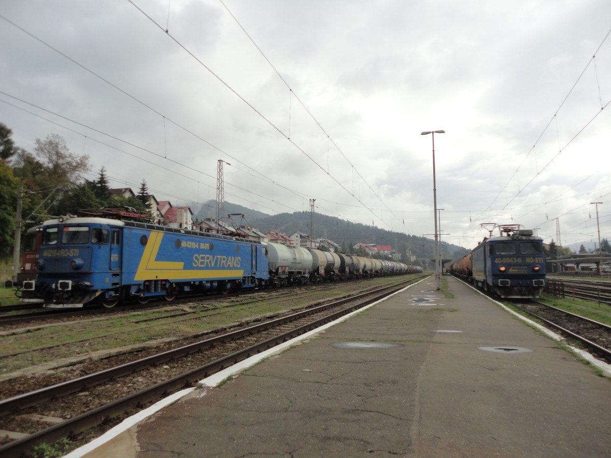 Zwei E-Locks der Baureihe 40 warten am 27.09.2014 in Bahnhof Predeal auf gruenes Licht fuer die Weiterfahrt in Richtung Brasov.