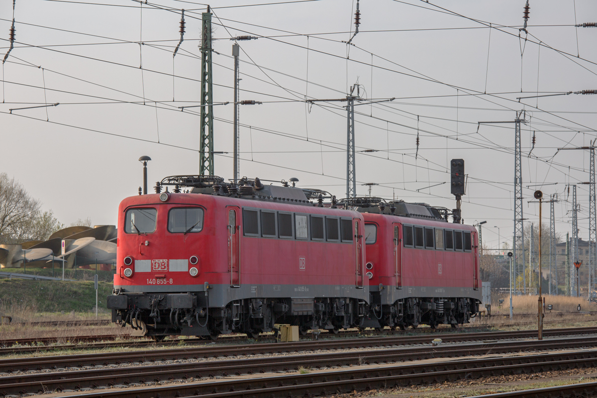 Zwei E-Loks der BR 140 auf dem Bahnhof Waren (Müritz) abgestellt. - 02.14.2014
