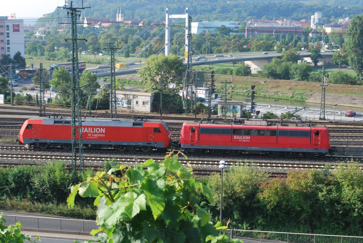 Zwei E-Loks von Railion (BR 152 und BR 151) rangieren in Wrzburg (westliche Ausfahrt des Hauptbahnhofs, August 2013).