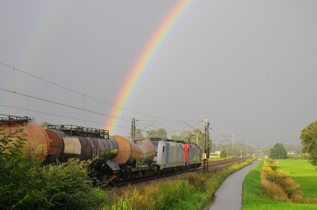 Zwei E-Loks der Reihe 185 vor einem Kesselwagenzug bei Übersee am Chiemsee am 15.08.14 kurz nach einem Regenschauer.
