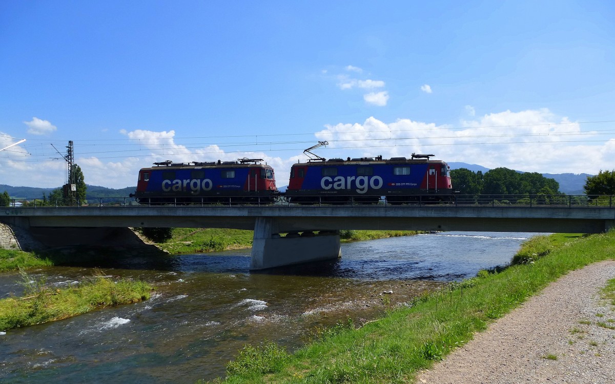 zwei E-Loks der SBB berqueren die Elzbrcke zwischen Emmendingen und Denzlingen auf der Rheintalbahn, Juli 2014