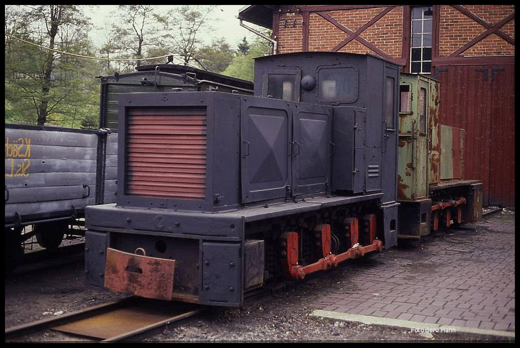 Zwei ehemalige Heeresfeldbahn Diesellokomotiven standen ohne erkennbare Nummer am 6.6.1991 in Oberrittersgrün vor dem Lokschuppen im Freigelände.