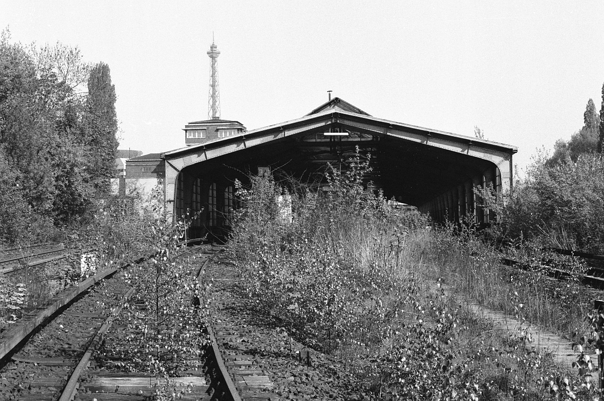 Zwei Eindrücke vom stilliegenden S-Bahn-Innenring. Berlin-Westkreuz, Mai 1988.