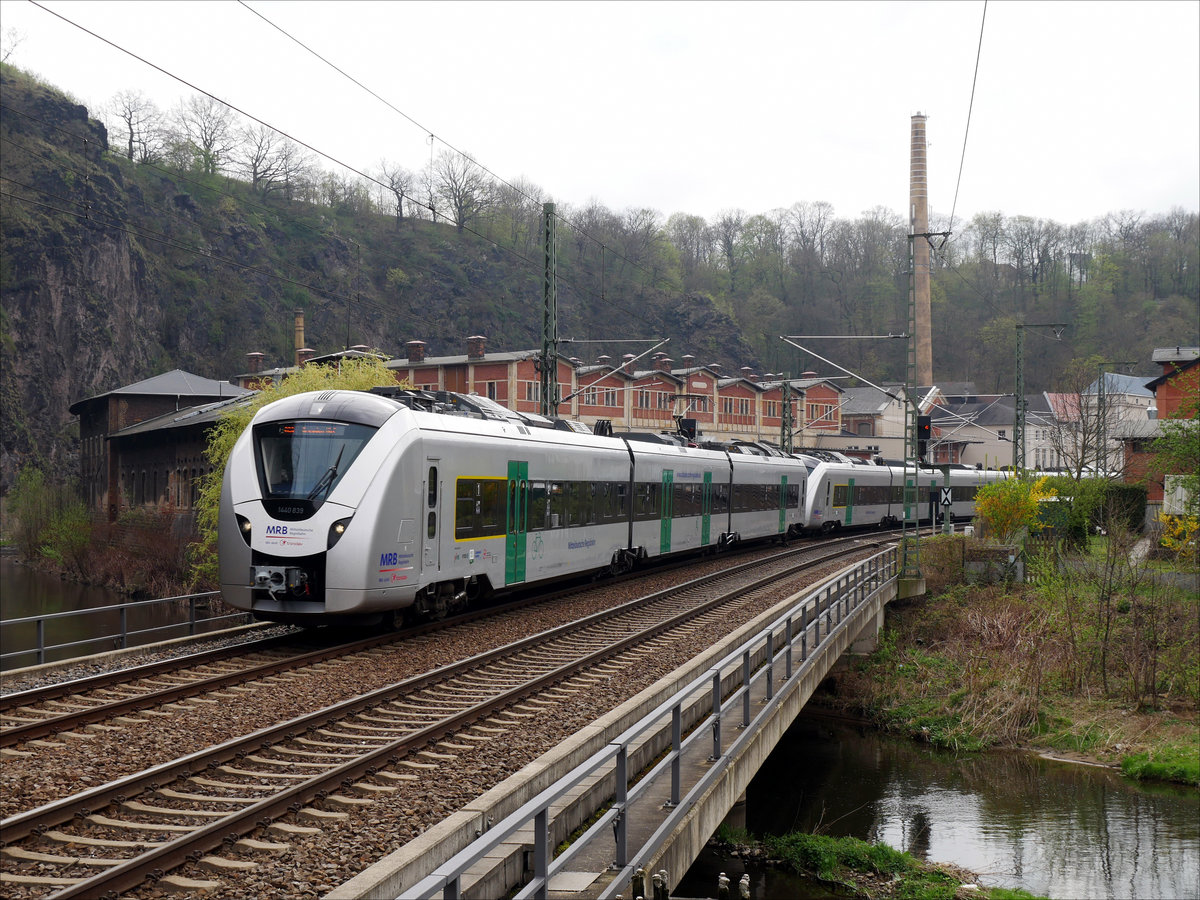 Zwei Einheiten CORADIA CONTINENTAL der MRB als RE 26975 von Hof nach Dresden Hbf, im Plauenschen Grund beim Überqueren der Weißeritz nahe Felsenkeller; 08.04.2017
