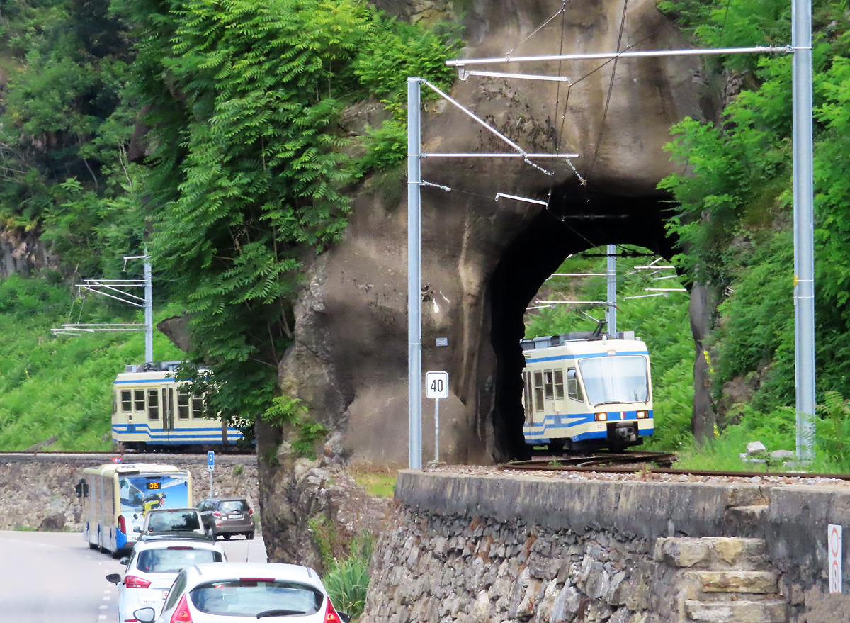 Zwei Einheiten der Gelenk-Triebwagen ABe 4/6 fahren als PanoramaExpress von Domodossola nach Locarno sogleich in den kurzen Tunnel zwischen Ponte Brolla und Solduno S. Martino. Locarno, 29.7.2023