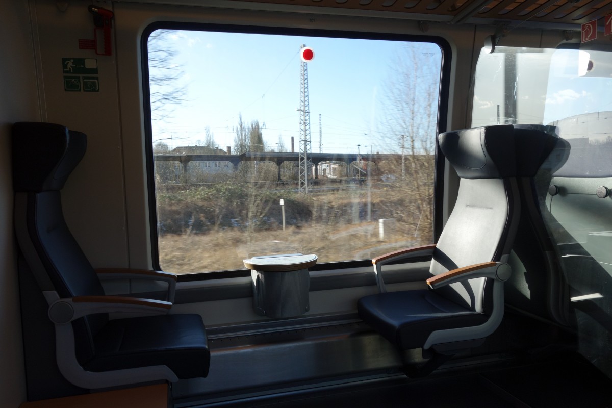 Zwei Einzelsitze der 1.Klasse im RE 4380 Ludwigslust - Wismar (Februar 2015). Eingesetzt wurde 442 338-0, ein fünfteiliger Talent 2-Triebzug in der Konfiguration für die S-Bahn Rostock. Diese Züge werden jedoch auch auf der Linie RE7 planmäßig eingesetzt.