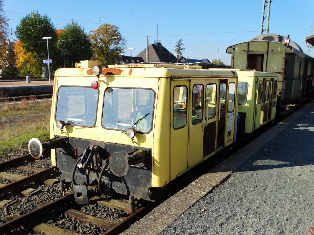 Zwei Eisenbahnfreunde Wetterau Motorbahnwagen X 626 am 15.10.17 in Bad Nauheim 