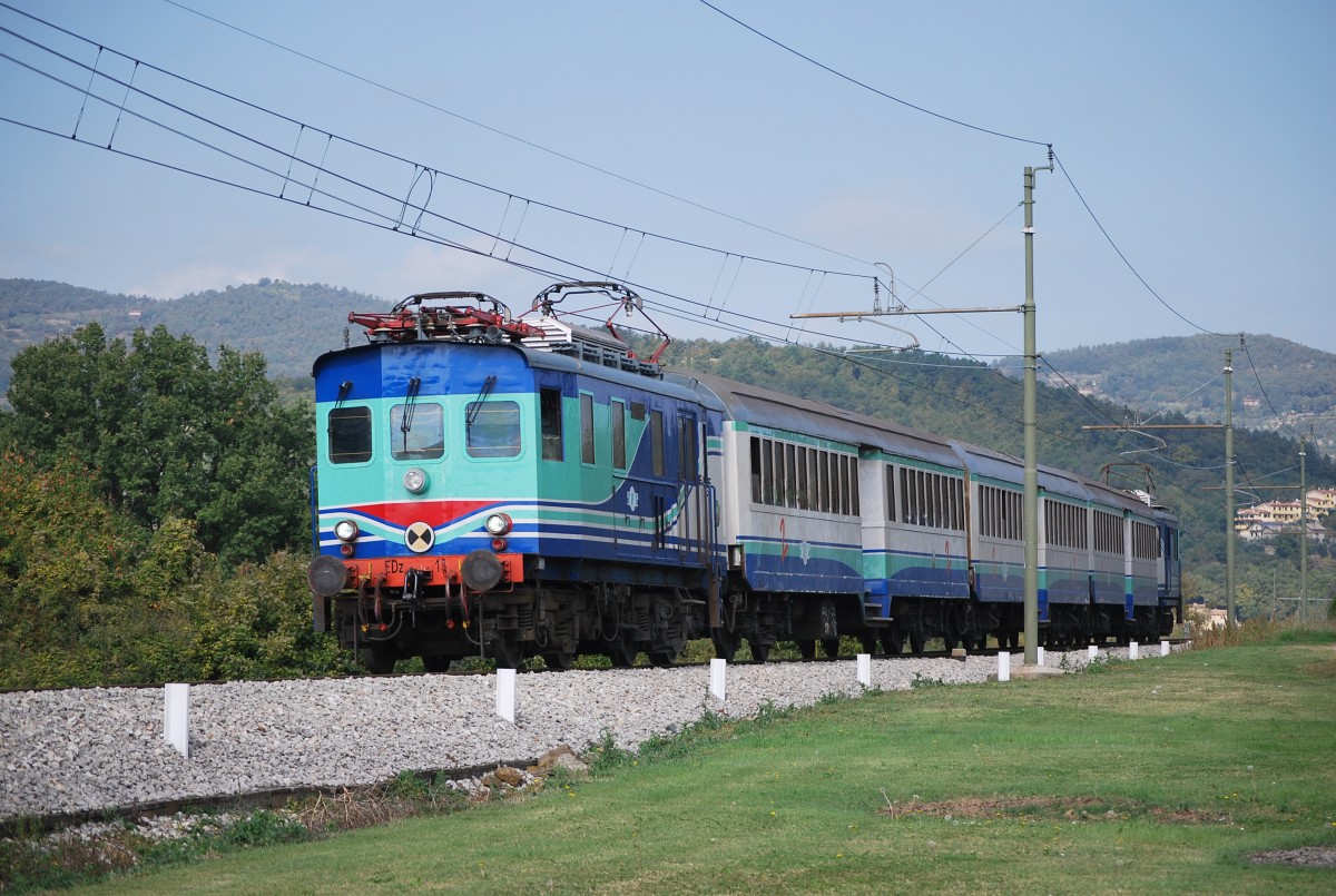 Zwei Elektroloks der Reihe EDz schieben/ziehen den Zug der TFT zwischen Stia und Arezzo (am 10. Oktober 2014 bei La Pazienza).