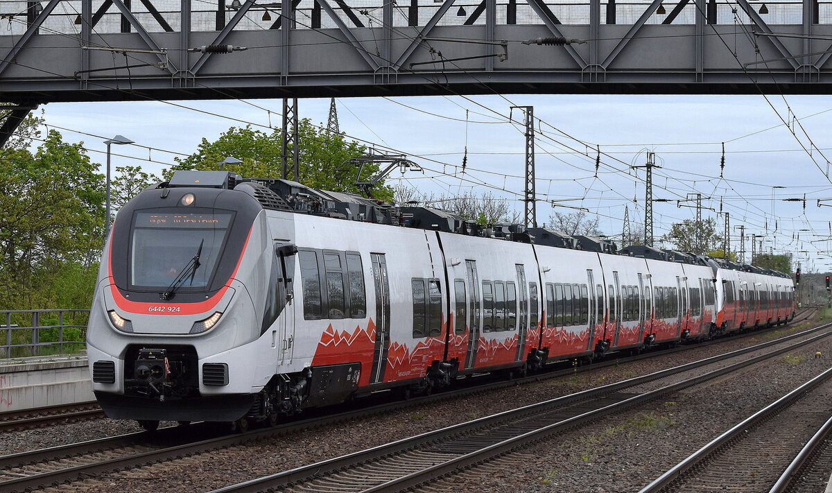 Zwei Elektrotriebzüge noch unter Bombardier registriert, die Züge  6442 924  +  6442 419  am 11.04.24 Höhe Bahnhof Saarmund.