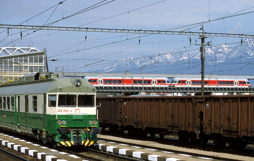 Zwei Elektrotriebzge und zwei Spurweiten!
Im Vordergrund steht der normalspurige ET 460052 der slowakischen Eisenbahn
und im Hintergrund, im oberen Bahnhof, steht ein Meterspur
Triebwagen der elektrischen Tatrabahnen. Die Aufnahme entstand am
2.5.2003 im Bahnhof Poprad Tatry.