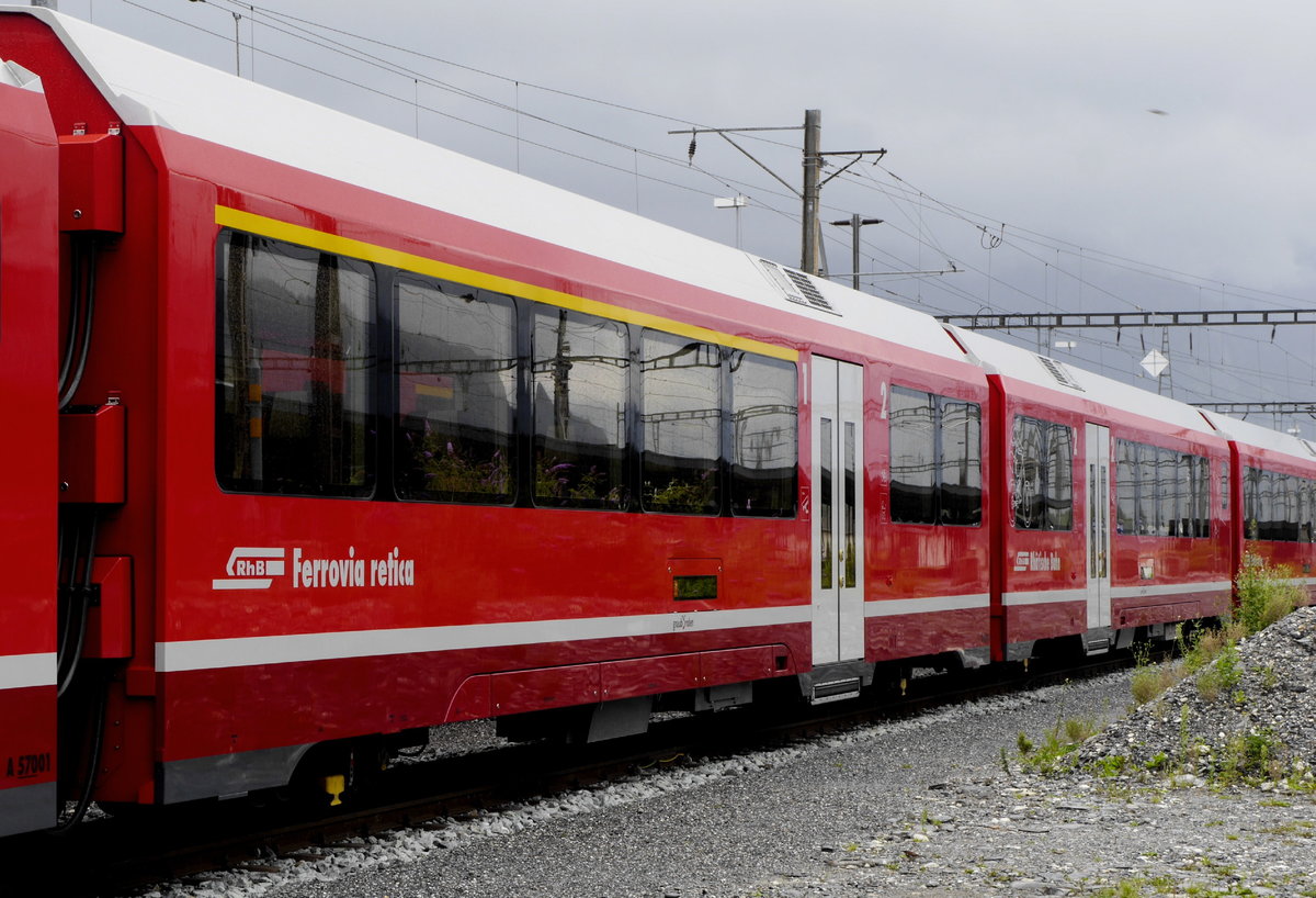 Zwei Elemente des neuen Albula-Gliederzuges (AGZ) der RhB: vorn der 1./2.-Klasse Wagen AB 57201, sowie der Familienwagen 2. Klasse B 57203, abgestellt in Landquart, 9.8.16.