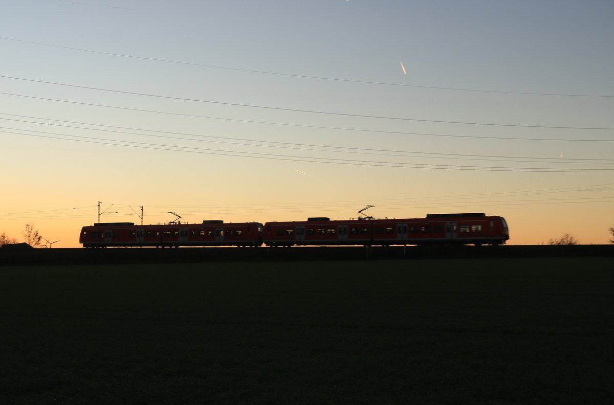 Zwei Erdbeerkörbchen unterwegs auf der RB33 von Aachen nach Duisburg, hier im letzten Licht des 15.11.18 bei Kohlscheid