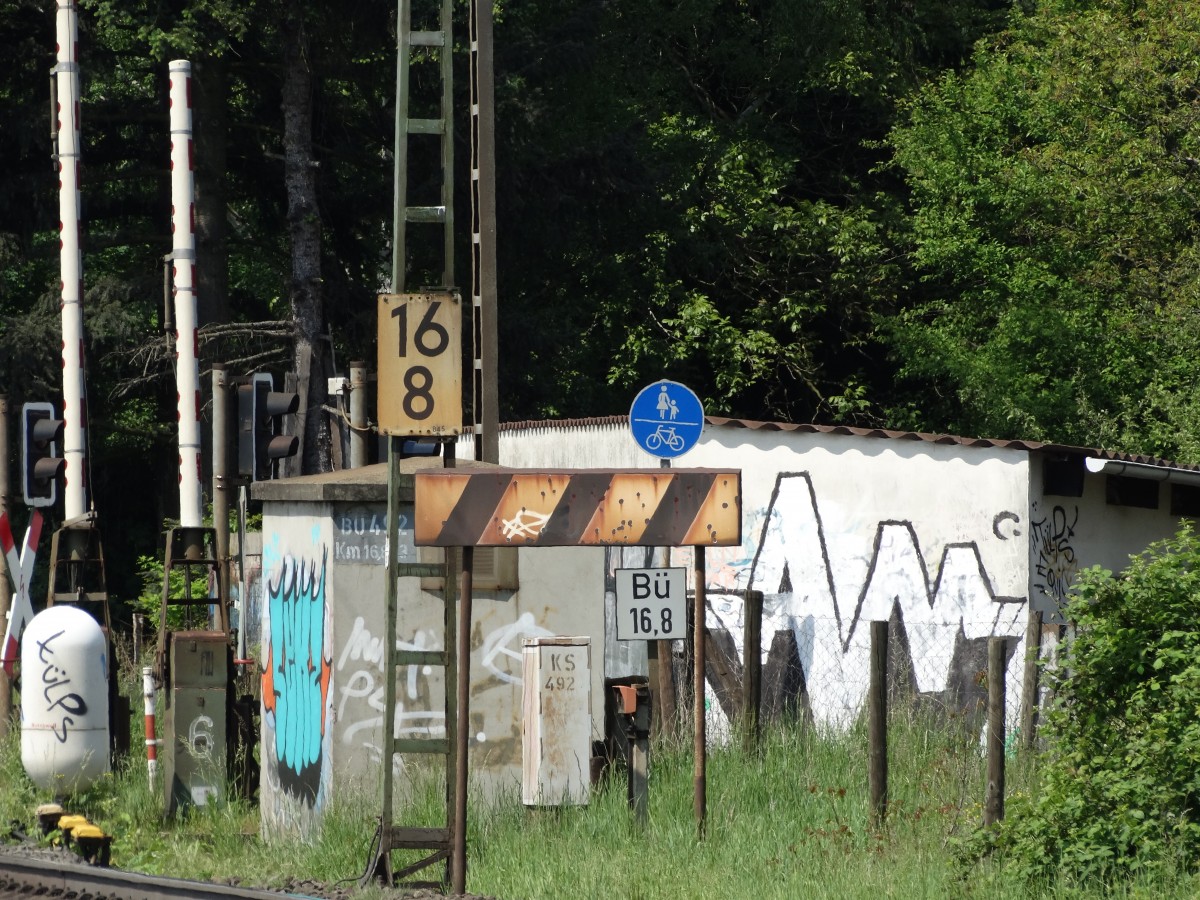 Zwei etwas ältere Schilder für den Bahnverkehr am 04.05.14 in Hanau West von einen Gehweg aus Fotografiert