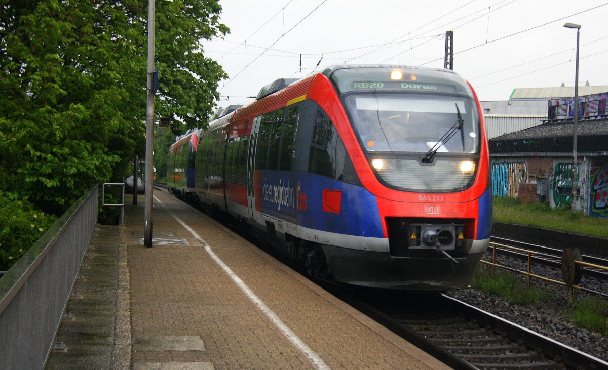 Zwei Euregiobahn (RB20) aus Heerlen(NL)-Düren-Stolberg-Altstadt kommt die Kohlscheider-Rampoe hoch aus Richtung Herzogenrath und hält in Kohlscheid und fährt in Richtung Richterich,Laurensberg ,Aachen-West.
Bei Regenwolken am Abend vom 6.5.2014.