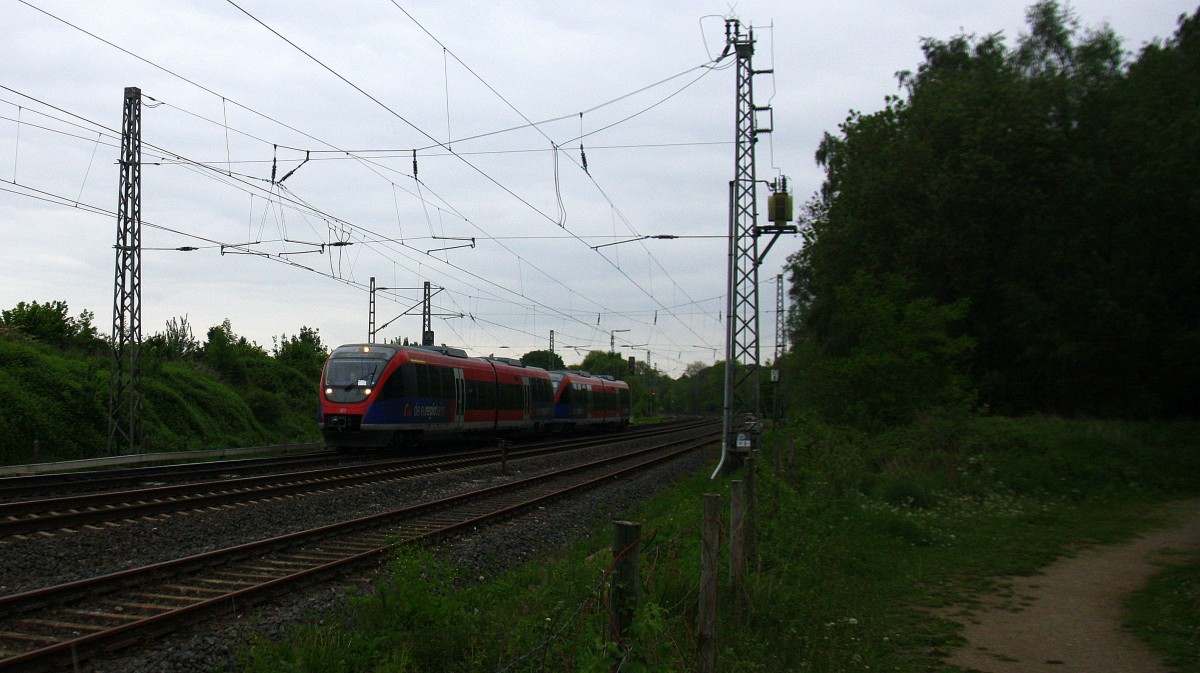 Zwei Euregiobahn (RB20) aus Heerlen(NL)-Langerwehe-Stolberg-Altstadt aus Richtung Herzogenrath,Kohlscheider-Bahnhof und fährt in Richtung Richterich,Laurensberg ,Aachen-West. 
Aufgenommen bei Wilsberg in Kohlscheid  bei Wolken am Abend vom 2.5.2014. 
Und das ist mein 3100tes Bahnbild bei http://WWW.Bahnbilder de. 