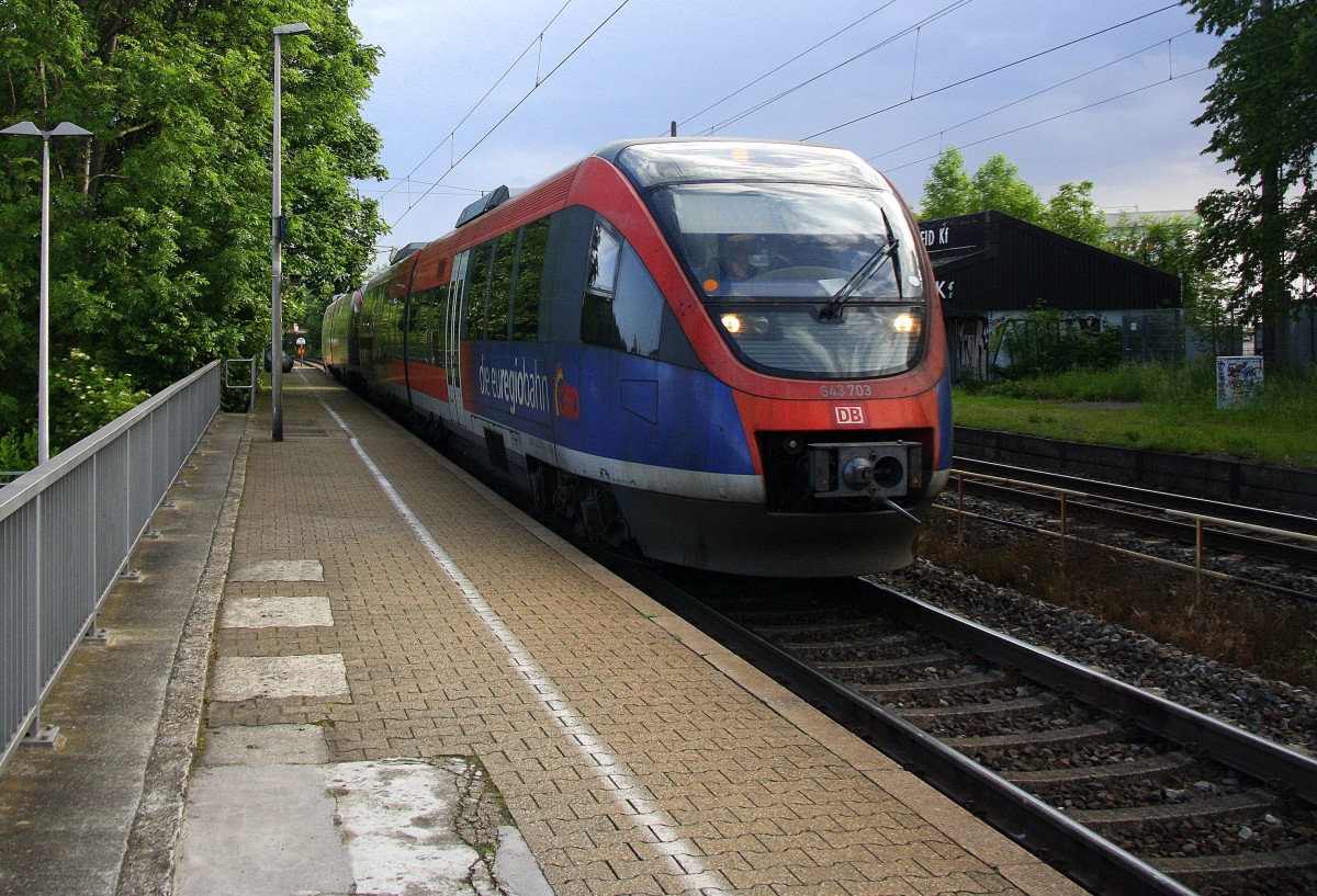 Zwei Euregiobahn (RB20) aus Heerlen(NL)-Stolberg-Altstadt-Düren kommt die Kohlscheider-Rampe hoch aus Richtung Herzogenrath und hält in Kohlscheid und fährt in Richtung Richterich,Laurensberg,Aachen-West. 
Bei Sonne und Wolken am Morgen vom 22.5.2014.