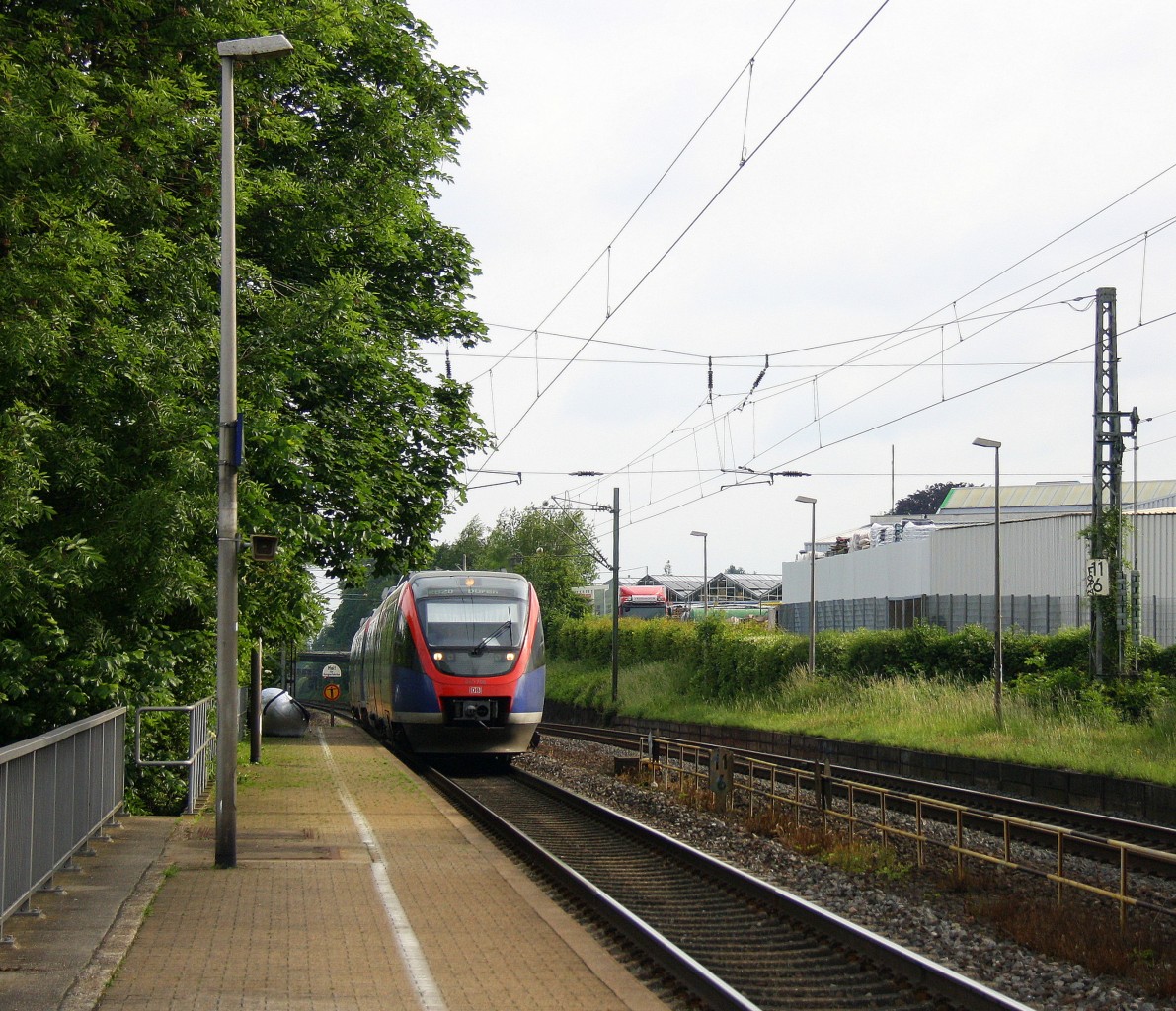 Zwei Euregiobahn (RB20) aus Heerlen(NL)-Stolberg-Altstadt-Düren kommt die Kohlscheider-Rampe hoch aus Richtung Herzogenrath und hält in Kohlscheid und fährt in Richtung Richterich,Laurensberg,Aachen-West.
Bei Sonne und Wolken am Morgen vom 28.5.2014.