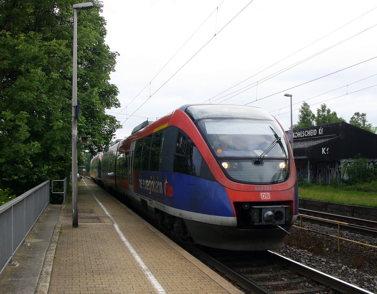 Zwei Euregiobahn (RB20) aus Heerlen(NL)-Stolberg-Altstadt-Düren kommt die Kohlscheider-Rampe hoch aus Richtung Herzogenrath und hält in Kohlscheid und fährt in Richtung Richterich,Laurensberg,Aachen-West. Bei Sonne und Wolken am Morgen vom 30.5.2014.