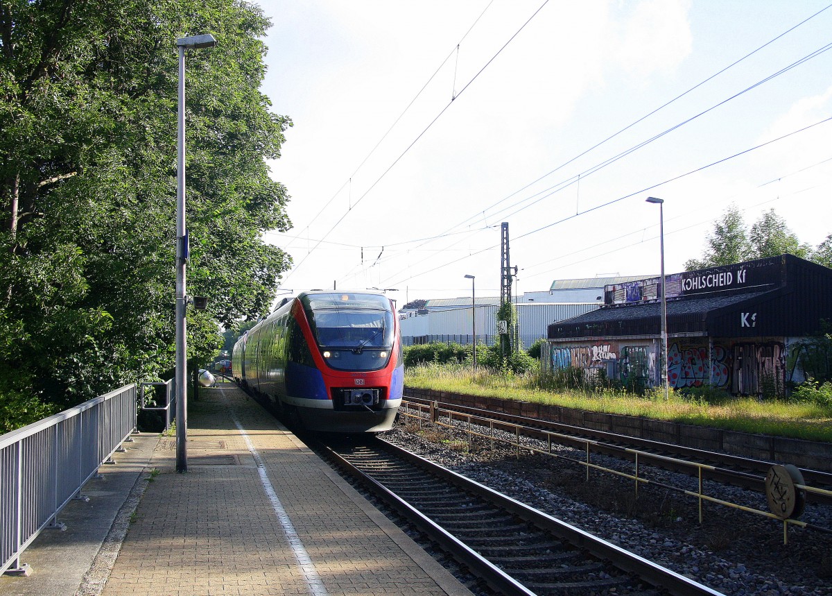 Zwei Euregiobahn (RB20) aus Heerlen(NL)-Stolberg-Altstadt-Düren kommt die Kohlscheider-Rampe hoch aus Richtung Herzogenrath und hält in Kohlscheid und fährt in Richtung Richterich,Laurensberg,Aachen-West bei schönem Sonnenschein am Morgen vom 25.6.2014.