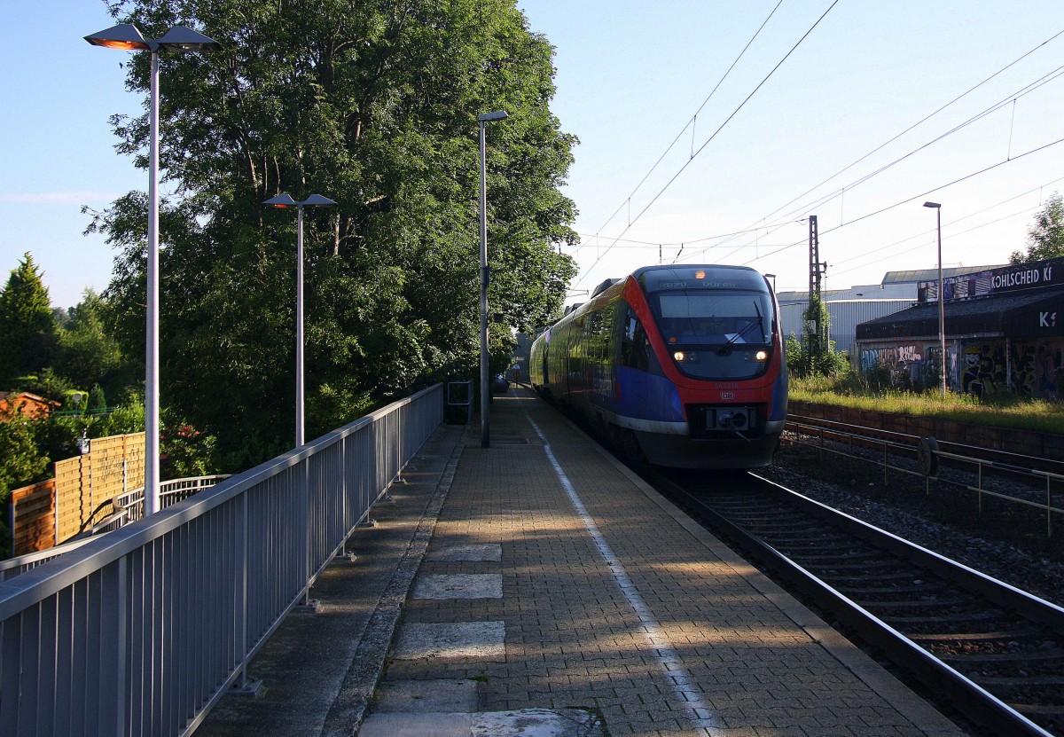 Zwei Euregiobahn (RB20) aus Heerlen(NL)-Stolberg-Altstadt-Düren kommt die Kohlscheider-Rampe hoch aus Richtung Herzogenrath und hält in Kohlscheid und fährt in Richtung Richterich,Laurensberg,Aachen-West. Bei schönem Sonnenschein am Morgen vom 16.7.2014.