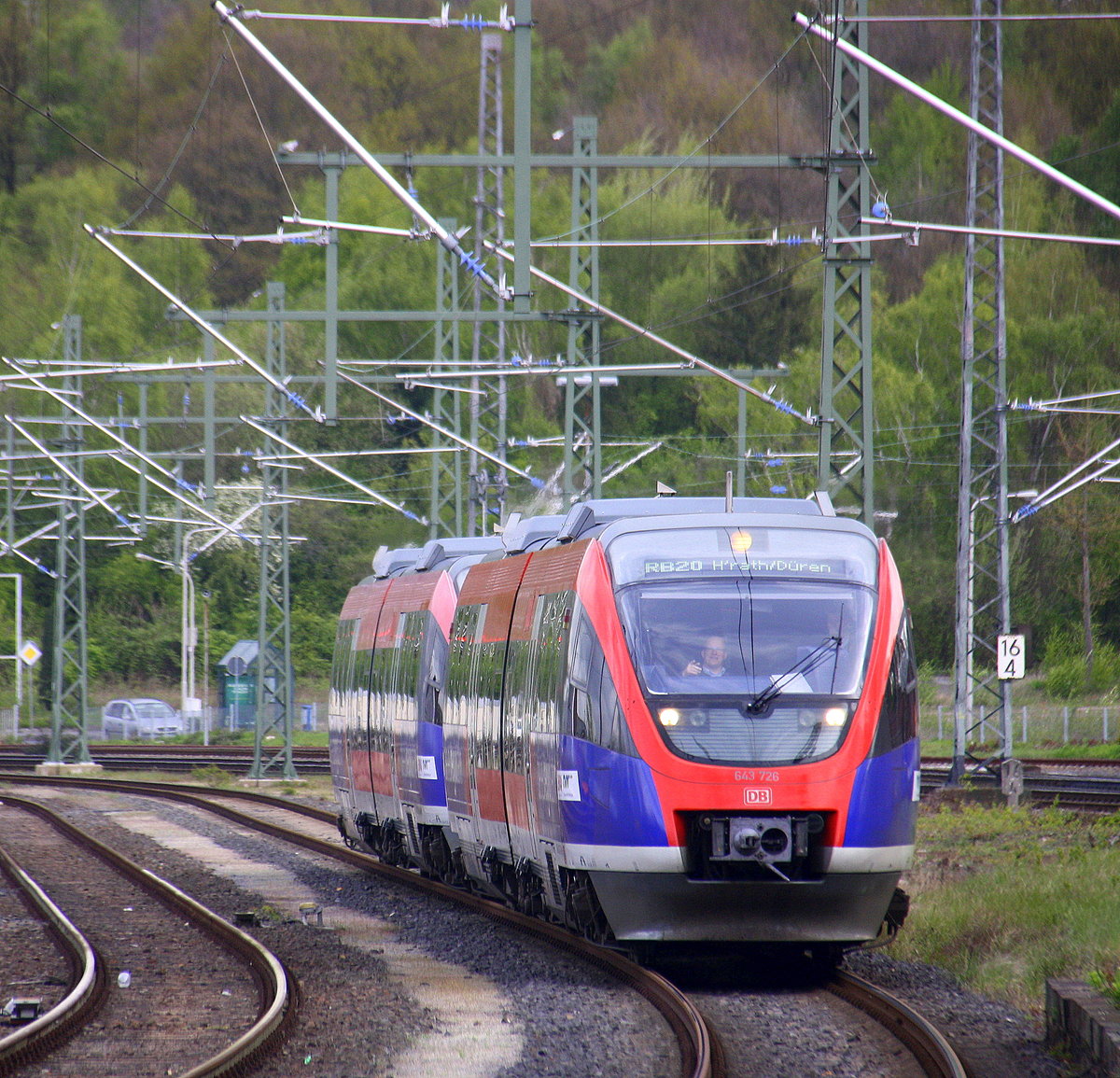 Zwei Euregiobahn (RB20) aus Stolberg-Rheinland-Hbf nach Düren,Stolberg-Altstadt  und kommen aus Richtung Stolberg-Rheinland-Hbf,Eschweiler-Sankt-Jöris,Alsdorf,Merkstein und fahren in Herzogenrath ein und hielten in Herzogenrath und fahren dann weiter in Richtung Kohlscheid,Richterich,Laurensberg,Aachen-West,Aachen-Schanz,Aachen-Hbf. 
Aufgenommen am Bahnhof von Herzogenrath.
Bei Sonnenschein und Wolken am Morgen vom 25.4.2017.