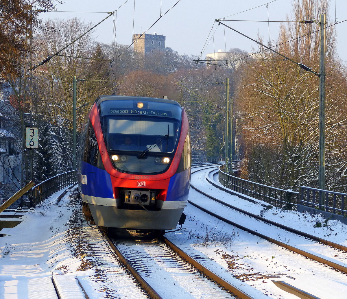 Zwei Euregiobahn (RB20) kommen aus Stolberg-Rheinland-Hbf nach Stolberg-Altstadt,Düren und kommen aus Richtung Aachen-West und halten in Aachen-Schanz und fahren in Richtung Aachen-Hbf. 
Aufgenommen vom Bahnsteig von Aachen-Schanz. 
Bei Sonnenschein und Schnee am Kalten Nachmittag vom 7.2.2018.