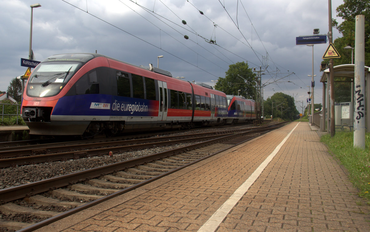 Zwei Euregiobahn (RB20) kommen aus Stolberg-Rheinland-Hbf nach Stolberg-Altstadt,Düren und kammen die Kohlscheider-Rampe hoch aus Richtung Herzogenrath und halten in Kohlscheid und fahren in Richtung Richterich,Laurensberg,Aachen-West,Aachen-Schanz,Aachen-Hbf,Aachen-Rothe-Erde,Aachen-Eilendorf,Stolberg-Hbf(Rheinland). 
Aufgenommen von Bahnsteig 1 in Kohlscheid. 
Bei Sonnenschein und Wolken am Nachmittag vom 13.6.2018.