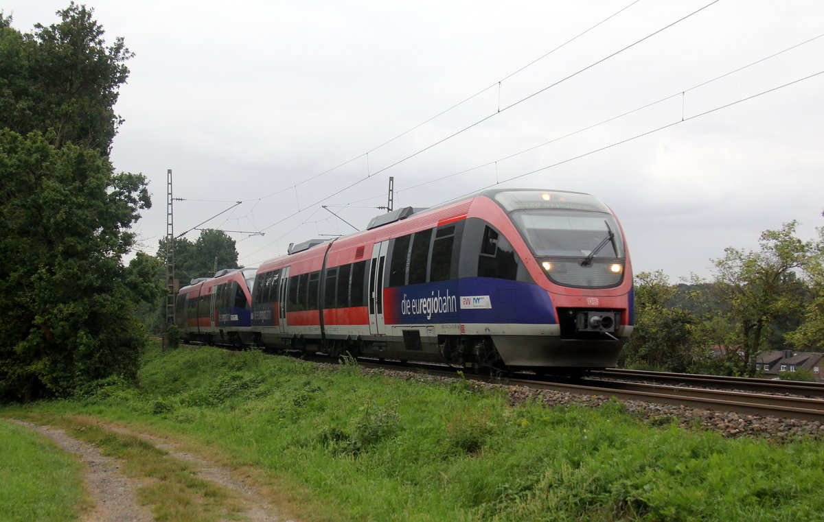 Zwei Euregiobahn (RB20) kommen aus Stolberg-Rheinland-Hbf nach Stolberg-Altstadt,Düren und kammen die Kohlscheider-Rampe hoch aus Richtung Herzogenrath und fuhren in Richtung Kohlscheid,Richterich,Laurensberg,Aachen-West,Aachen-Schanz,Aachen-Hbf.
Aufgenommen von einem Weg in Herzogenrath im Wurmtal.
Bei Wolken am Nachmittag vom 3.9.2019.