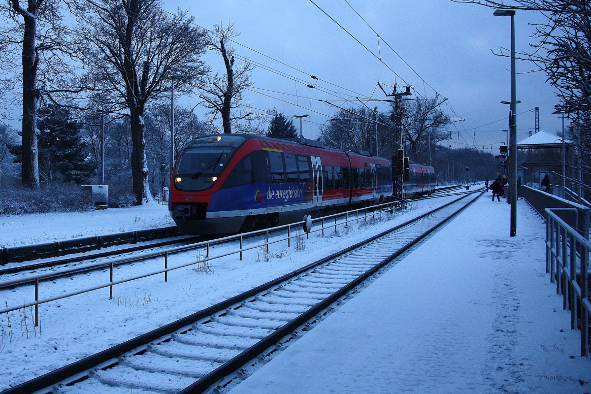 Zwei Euregiobahn (RB20) kommen aus Langerwehe-Stolberg-Altstadt nach Heerlen(NL) aus Richtung Aachen-West,Laurensberg,Richterich und hielten in Kohlscheid und fahren in Richtung Herzogenrath.
Bei Schnee am Kalten Morgen vom 30.1.2015.