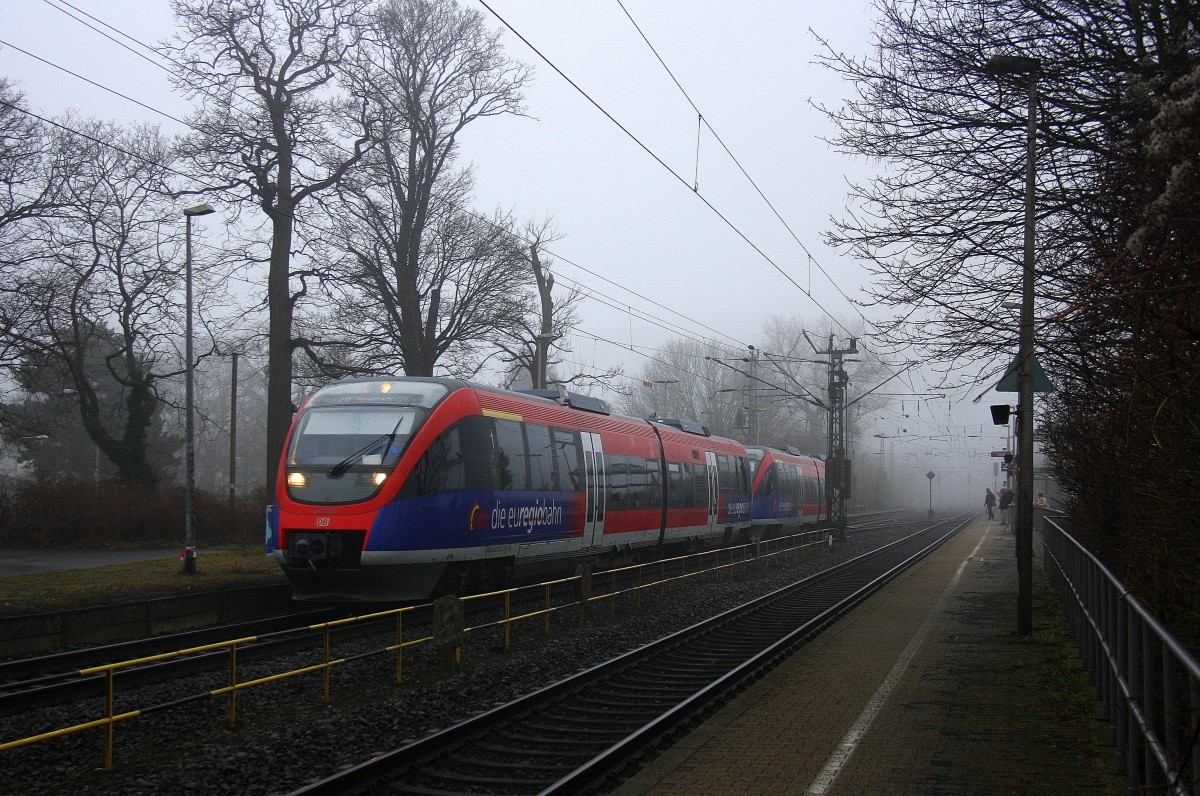 Zwei Euregiobahn (RB20) kommen aus Langerwehe-Stolberg-Altstadt nach Heerlen(NL) aus Richtung Aachen-West,Laurensberg,Richterich und hielten in Kohlscheid und fahren in Richtung Herzogenrath.
Bei Nebel und Nieselregen am Morgen vom 9.3.2015.