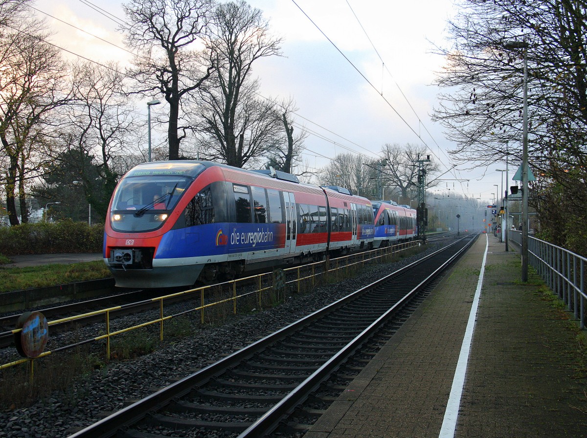 Zwei Euregiobahn (RB20) kommen aus Langerwehe-Stolberg-Altstadt nach Heerlen(NL) aus Richtung Aachen-West,Laurensberg,Richterich und hielten in Kohlscheid und fahren in Richtung Herzogenrath. 
Bei Sonne und Wolken am Kalten Morgen vom 26.11.2015.