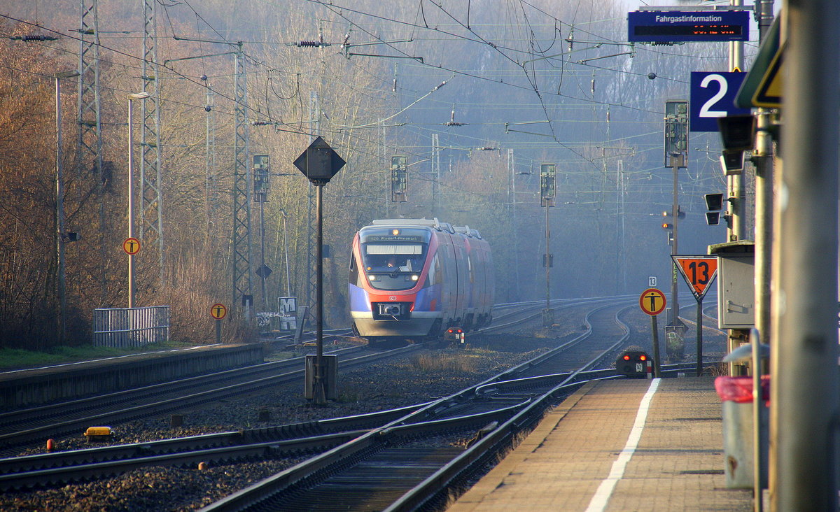 Zwei Euregiobahn (RB20) kommen aus Langerwehe-Stolberg-Altstadt nach Alsdorf-Annapark aus Richtung Aachen-West,Laurensberg,Richterich und halten in Kohlscheid und fahren in Richtung Herzogenrath. 
Aufgenommen von Bahnsteig 2 in Kohlscheid. 
Bei schönem Sonnenschein am Kalten Morgen vom 1.4.2016.