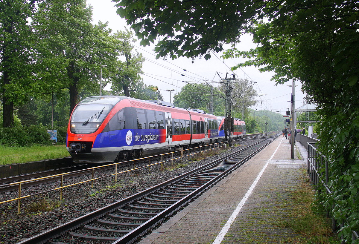 Zwei Euregiobahn (RB20) kommen aus Langerwehe-Stolberg-Altstadt nach Alsdorf-Annapark aus Richtung Aachen-West,Laurensberg,Richterich und halten in Kohlscheid und fahren in Richtung Herzogenrath. 
Aufgenommen von Bahnsteig 2 in Kohlscheid.
Bei Regenwetter am Nachmittag vom 23.5.2016.