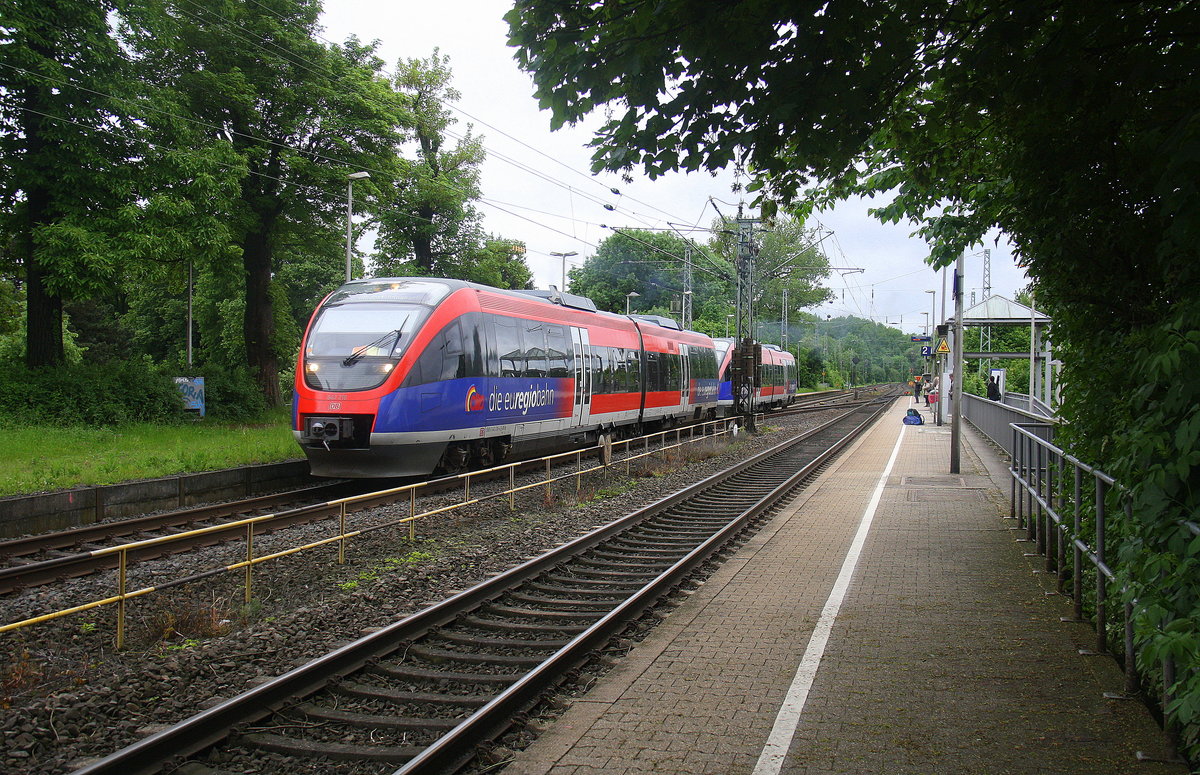Zwei Euregiobahn (RB20) kommen aus Langerwehe-Stolberg-Altstadt nach Alsdorf-Annapark aus Richtung Aachen-West,Laurensberg,Richterich und halten in Kohlscheid und fahren in Richtung Herzogenrath. 
Aufgenommen von Bahnsteig 2 in Kohlscheid.
Bei Wolken am Morgen vom 31.5.2016.
