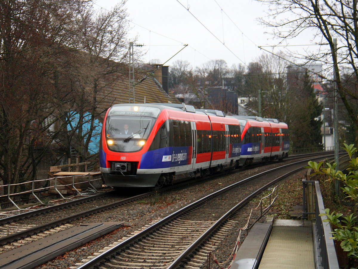 Zwei Euregiobahn (RB20) kommen aus Stolberg-Rheinland-Hbf nach Stolberg-Altstadt,Düren und kommen aus Richtung Aachen-West und halten in Aachen-Schanz und fahren in Richtung Aachen-Hbf. 
Aufgenommen vom Bahnsteig von Aachen-Schanz. 
Bei Wolken am Kalten Nachmittag vom 22.12.2016.